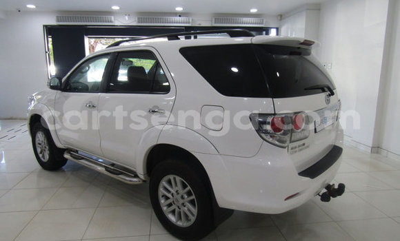 Nunua Ilio tumika Toyota Fortuner White Gari ndani ya Ezulwini nchini Hhohho Nunua Ilio tumika Toyota Fortuner White Gari ndani ya Ezulwini nchini Hhohho