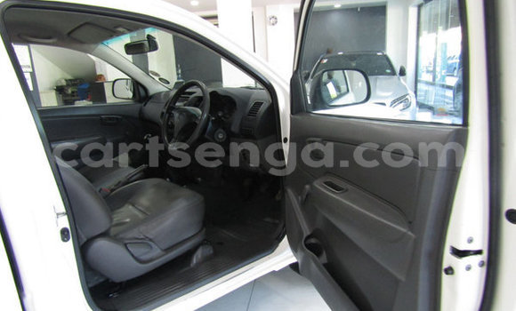 Nunua Ilio tumika Toyota Hilux White Gari ndani ya Ezulwini nchini Hhohho Nunua Ilio tumika Toyota Hilux White Gari ndani ya Ezulwini nchini Hhohho
