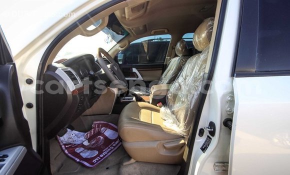 Buy Import Toyota Land Cruiser White Car in Import - Dubai in Hhohho Buy Import Toyota Land Cruiser White Car in Import - Dubai in Hhohho
