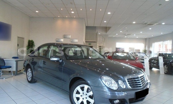Acheter Occasion Voiture Mercedes‒Benz E–Class Gris à Ezulwini, Hhohho Acheter Occasion Voiture Mercedes‒Benz E–Class Gris à Ezulwini, Hhohho