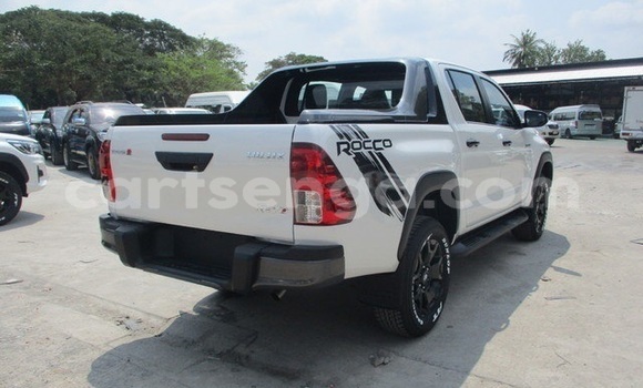 Buy Used Toyota Hilux White Car in Ezulwini in Hhohho Buy Used Toyota Hilux White Car in Ezulwini in Hhohho