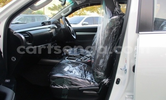 Buy Used Toyota Hilux White Car in Ezulwini in Hhohho Buy Used Toyota Hilux White Car in Ezulwini in Hhohho