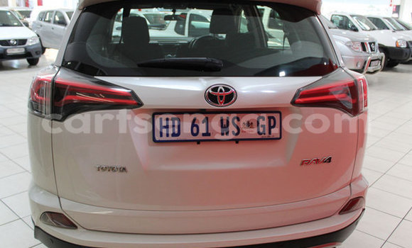 Nunua Ilio tumika Toyota RAV4 White Gari ndani ya Bulembu nchini Hhohho Nunua Ilio tumika Toyota RAV4 White Gari ndani ya Bulembu nchini Hhohho