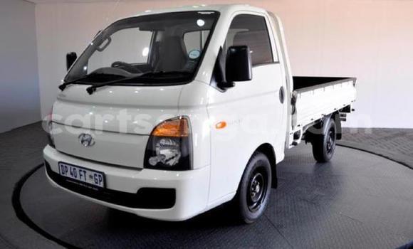 Nunua Ilio tumika Hyundai H200 White Gari ndani ya Ezulwini nchini Hhohho Nunua Ilio tumika Hyundai H200 White Gari ndani ya Ezulwini nchini Hhohho