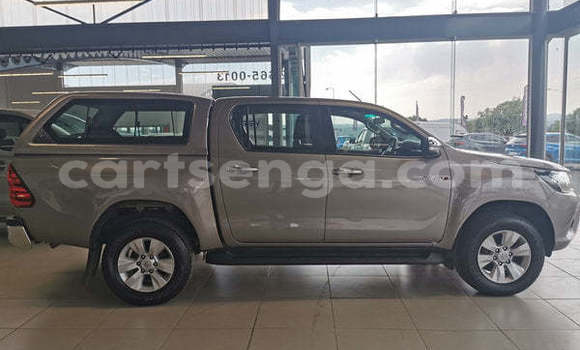 Nunua Ilio tumika Toyota Hilux Silver Gari ndani ya Bulembu nchini Hhohho Nunua Ilio tumika Toyota Hilux Silver Gari ndani ya Bulembu nchini Hhohho