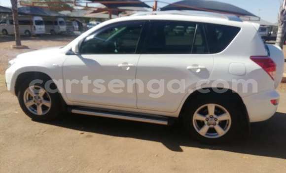 Nunua Ilio tumika Toyota RAV4 White Gari ndani ya Ezulwini nchini Hhohho Nunua Ilio tumika Toyota RAV4 White Gari ndani ya Ezulwini nchini Hhohho