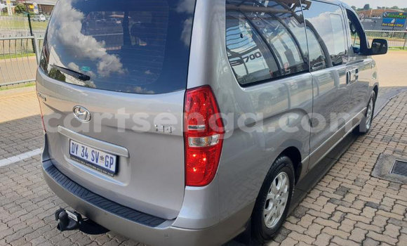 Nunua Ilio tumika Hyundai H1 Silver Gari ndani ya Ezulwini nchini Hhohho Nunua Ilio tumika Hyundai H1 Silver Gari ndani ya Ezulwini nchini Hhohho
