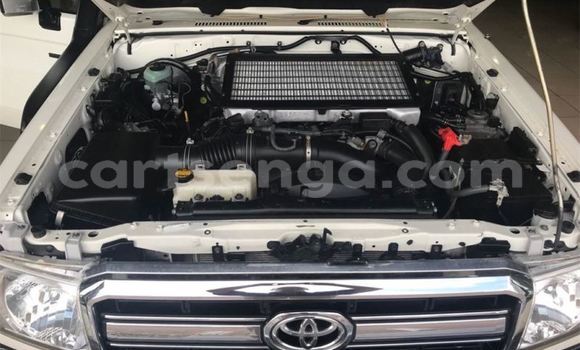 Buy Used Toyota Land Cruiser White Car in Ezulwini in Hhohho Buy Used Toyota Land Cruiser White Car in Ezulwini in Hhohho