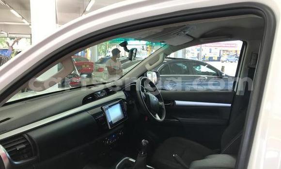 Buy Used Toyota Hilux White Car in Ezulwini in Hhohho Buy Used Toyota Hilux White Car in Ezulwini in Hhohho