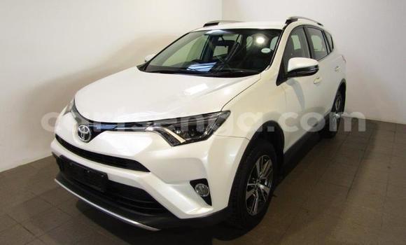 Nunua Ilio tumika Toyota RAV4 White Gari ndani ya Manzini nchini Manzini Nunua Ilio tumika Toyota RAV4 White Gari ndani ya Manzini nchini Manzini