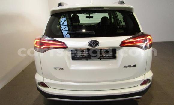 Nunua Ilio tumika Toyota RAV4 White Gari ndani ya Manzini nchini Manzini Nunua Ilio tumika Toyota RAV4 White Gari ndani ya Manzini nchini Manzini