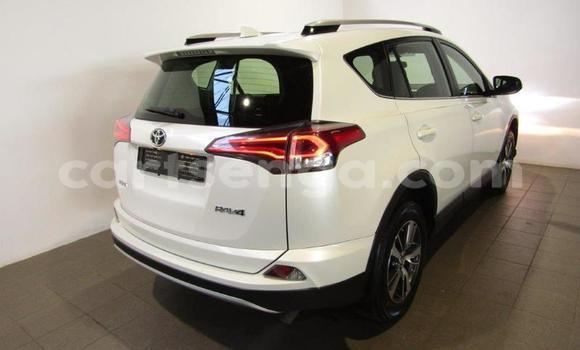 Nunua Ilio tumika Toyota RAV4 White Gari ndani ya Manzini nchini Manzini Nunua Ilio tumika Toyota RAV4 White Gari ndani ya Manzini nchini Manzini