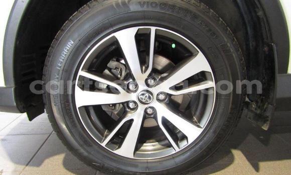 Nunua Ilio tumika Toyota RAV4 White Gari ndani ya Manzini nchini Manzini Nunua Ilio tumika Toyota RAV4 White Gari ndani ya Manzini nchini Manzini